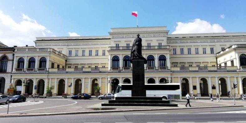Pomnik Juliusza Słowackiego na pl. Bankowym w Warszawie (ech, gdyby nie ten autokar zaparkowany gdzie nie wolno, na który milczącą zgodę dają urzędnicy tak ratusza jak i Wojewody)