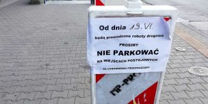 Słupki przepraszające na przystanku autobusowym Metro Politechnika 08