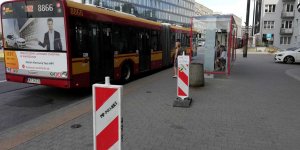 Słupki przepraszające na przystanku autobusowym Metro Politechnika 08