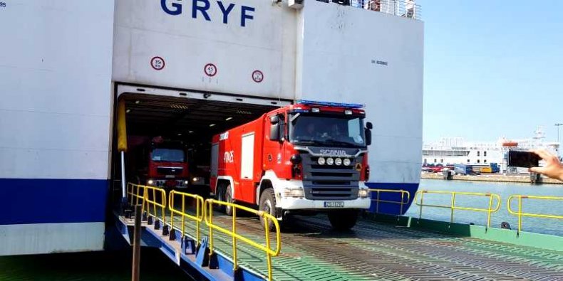 Strażacy wjeżdżają do Szwecji z przeprawy promem Gryf