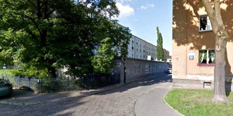 Karolkowa 58A - numer nieruchomości zasłonięty jest gałęziami, po prawej budynek o numerze 58