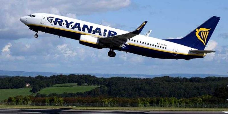 Linia Ryanair - Samolot Boeing 737 startuje z lotniska w Bristolu