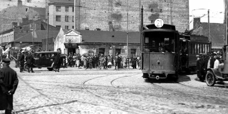Tramwaj linii 21. na tym zdjęciu co prawda zjeżdża z Wolskiej do zajezdni na Młynarskiej w 1931 roku, ale bohater opowiadania mógł nim jechać z Pragi na Wolę do Fortu W i z powrotem w latach 1943/1944.
