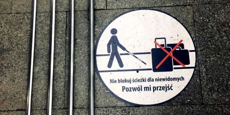 Nie blokuj niewidzialnej ścieżki - "niewidzialna ścieżka" i nalepka "nie blokuj przejścia"