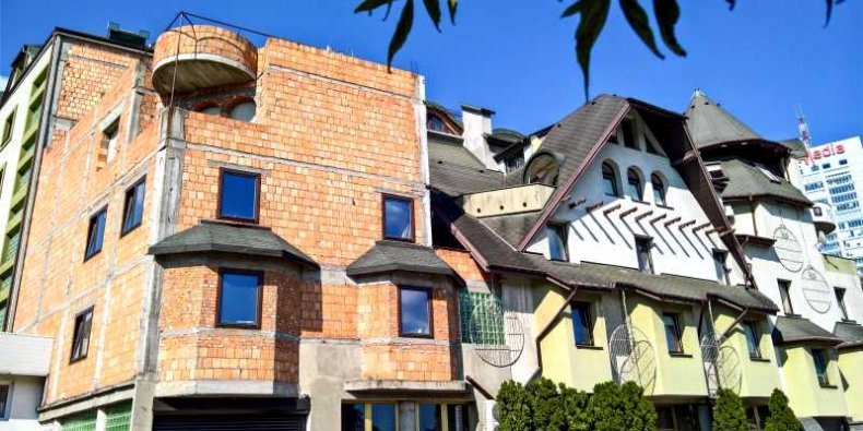 Czarny Kot - najbrzydsza, wieloletnia samowolka budowlana w Warszawie