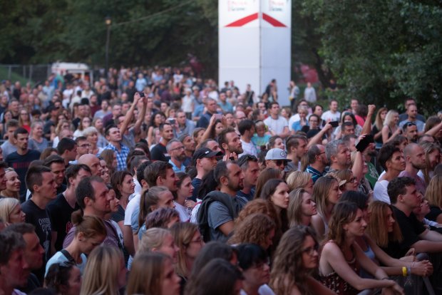 Publiczność pod sceną główną