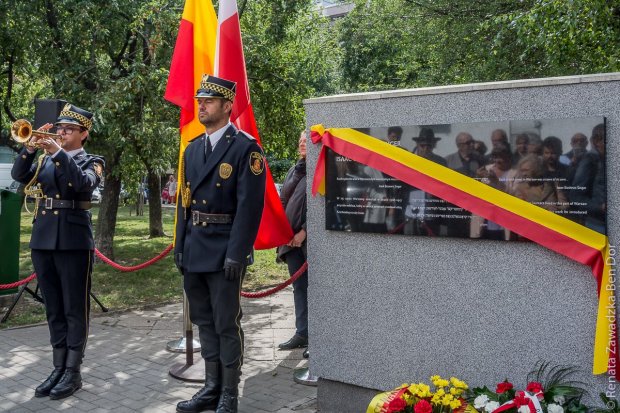 Sygnalistka Straży Miejskiej gra hejnał Warszawy