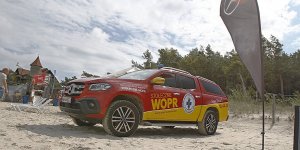 Stołeczny WOPR w Łebie wpierany przez Mercedesa