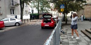 Bezpieczna droga do szkoły? Parkowanie prawie na przejściu dla dzieci