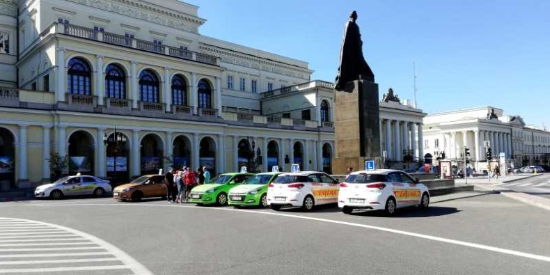 Parkowanie instruktorów nauki jazdy na Placu Bankowym