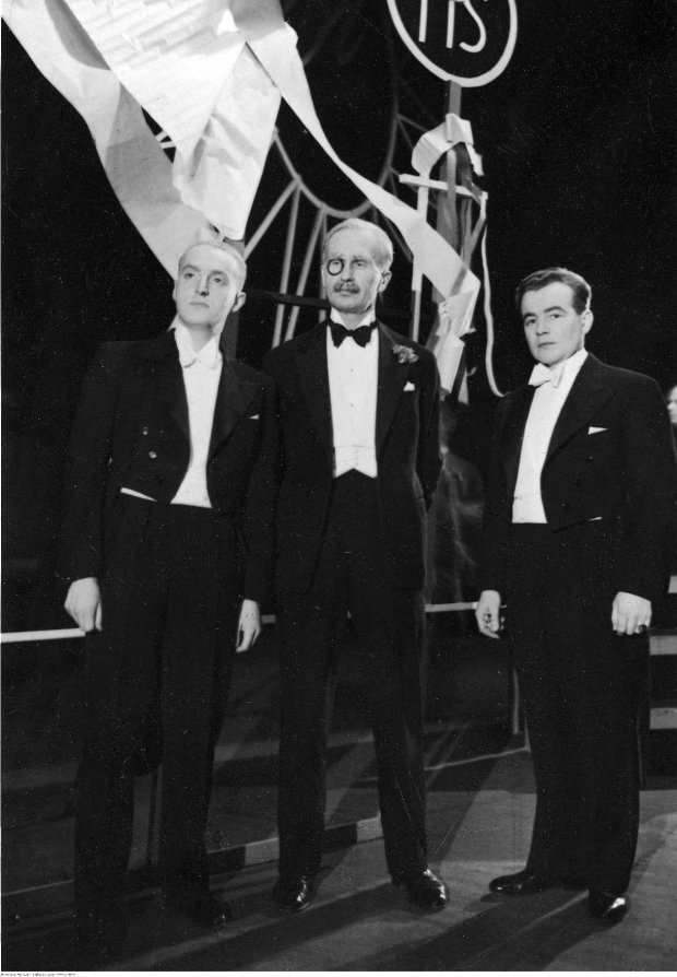 Moda męska w 1938 r. Reżyser pokazu i konferansjer Kazimierz Rudzki (z lewej), konferansjer Henryk Ładosz (z prawej) i nierozpoznany konferansjer (w środku). Źr. NAC