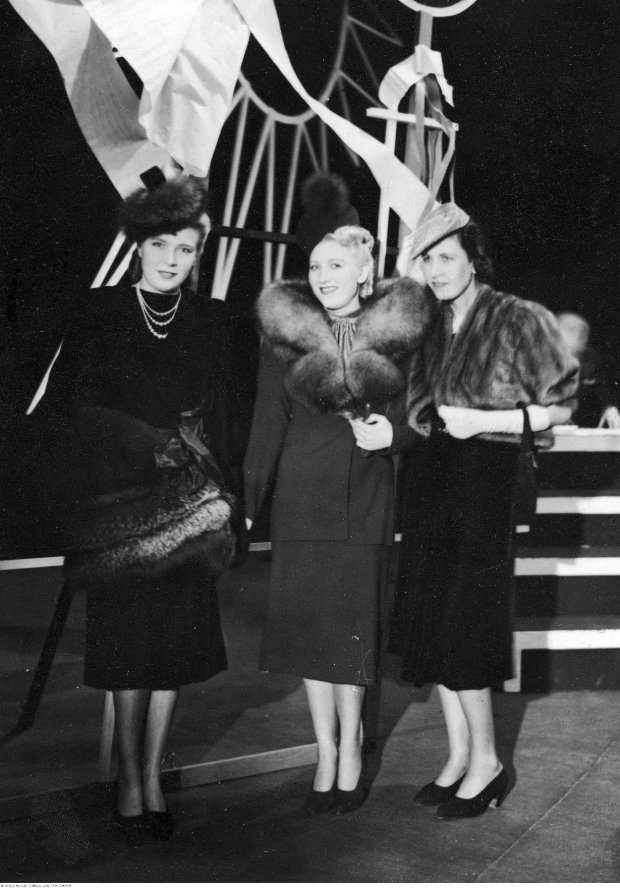 Moda żeńska w 1938 r. Jadwiga i Stefania (w środku) Krupińskie oraz Irena Woyno prezentujące stroje. Źródło NAC