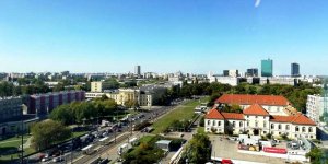 Widok ze Srebrzystego Wieżowca - Takie widoki mają pracownicy Biura Podatków i Egzekucji Urzędu m.st. Warszawy. Z lewej pałac Mostowskich (Siedziba KSP) z prawej Arsenał (drzewiej areszt).