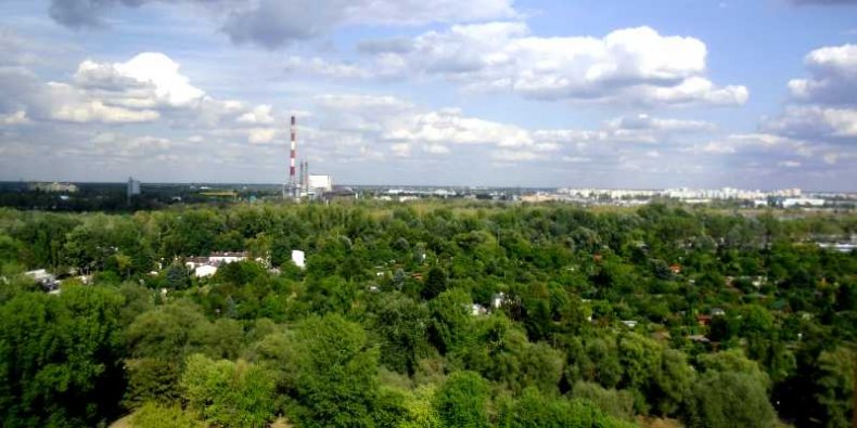 Zielona Warszawa z kominem w tle
