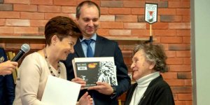 Prezydent Warszawy kartę z nr 001 wręcza Wandzie Traczyk- Stawskiej