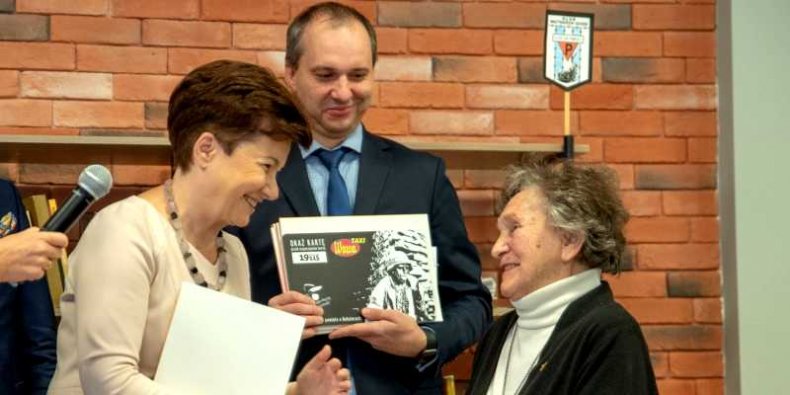 Prezydent Warszawy kartę z nr 001 wręcza Wandzie Traczyk- Stawskiej