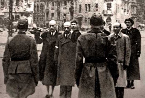 Delegacja - W składzie delegacji było nas czterech, oprócz mnie ppłk "Zyndram" [Zygmunt Dobrowolski], ppłk "Bogusławski" [Franciszek Herman] i kpt. "Sas" [Alfred Korczyński] jako tłumacz. * 