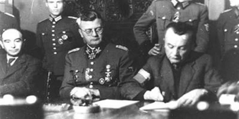 Podpisanie układu kończącego walki Powstania Warszawskiego - od lewej: pułkownik Kazimierz Iranek-Osmecki „Heller”, SS-Obergrupenführer Erich von dem Bach-Zelewski, podpułkownik Zygmunt Dobrowolski „Zyndram”.