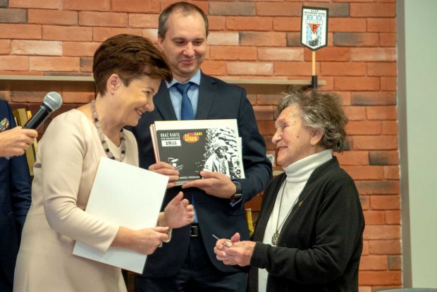 Taksóka dla Powstańca Warszawskiego - Prezydent Warszawy kartę z nr 001 wręcza Wandzie Traczyk- Stawskiej