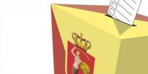 Urna wyborcza w z herbem i w barwach Warszawy oraz czystą kartą.