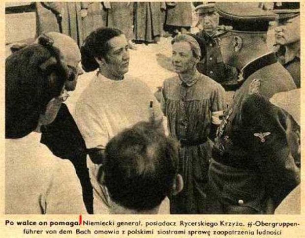 Podpis pod zdjęciem: "Po walce on pomaga. Niemiecki generał, posiadacz Rycerskiego Krzyża, SS-Obergruppenfuhrer von dem Bach omawia z polskim siostrami sprawę zaopatrzenia ludności".