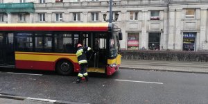 Pokaz zderzenia autobusu MZA z samochodem osobowym