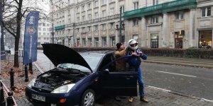 Pokaz zderzenia autobusu MZA z samochodem osobowym - przygotowuje się Paweł Jabłoński, kierowca samochodu Ford Focus. Pomaga Tomasz Lewandowski - koordynator