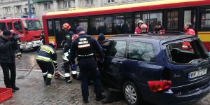 Pokaz zderzenia autobusu MZA z samochodem osobowym