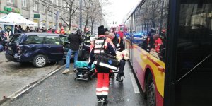 Pokaz zderzenia autobusu MZA z samochodem osobowym. Na wózku miś z autobusu trzymany przez Dariusza Łobode, który kierował autobusem.