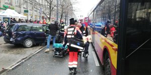 Pokaz zderzenia autobusu MZA z samochodem osobowym. Na wózku miś z autobusu trzymany przez Dariusza Łobode, który kierował autobusem.
