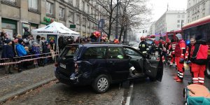 Pokaz zderzenia autobusu MZA z samochodem osobowym. W głębi po prawej stronie na wózku Dariusz Łoboda, który kierował autobusem.