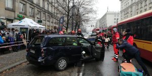 Pokaz zderzenia autobusu MZA z samochodem osobowym. W głębi po prawej stronie na wózku Dariusz Łoboda, który kierował autobusem, ze swoim misiem.