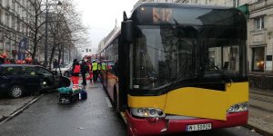 Pokaz zderzenia autobusu MZA z samochodem osobowym