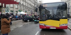 Pokaz zderzenia autobusu MZA z samochodem osobowym
