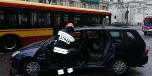 Pokaz zderzenia autobusu MZA z samochodem osobowym