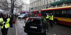 Pokaz zderzenia autobusu MZA z samochodem osobowym