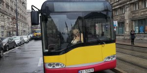 Pokaz zderzenia autobusu MZA z samochodem osobowym
