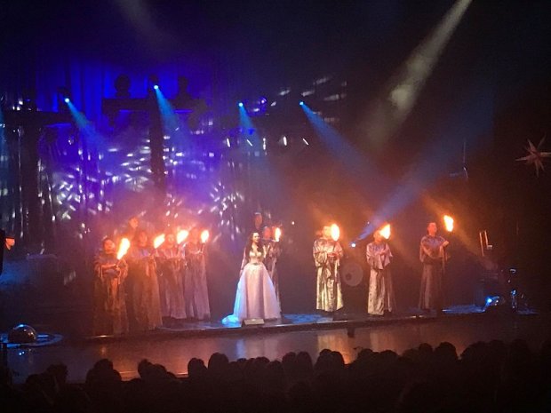 GREGORIAN niosą światło(ść)