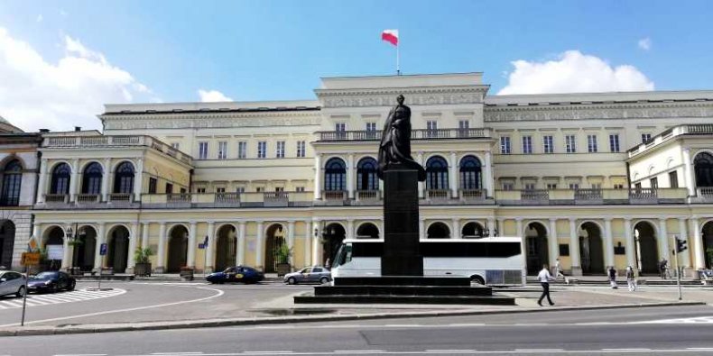 Pomnik Juliusza Słowackiego z flaga w tle