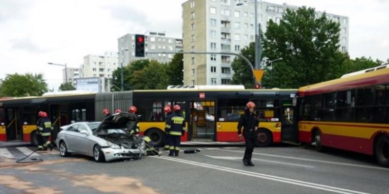 Poważne zderzenie - autobus z osobówka i autobusem