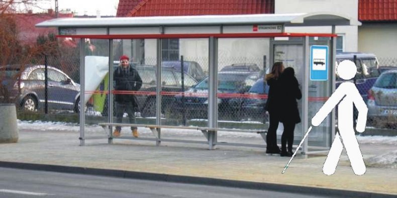 Niewidomy na przystanku autobusowym Strumykowa 02 w Warszawie