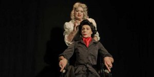 Bette i Joan - Marzena Trybała (stoi) i Halina Chrobak