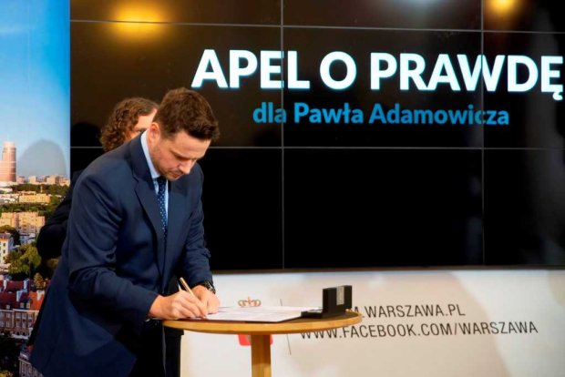 Rafał Trzaskowski prezydent Warszawy podpisuje apel o prawdę