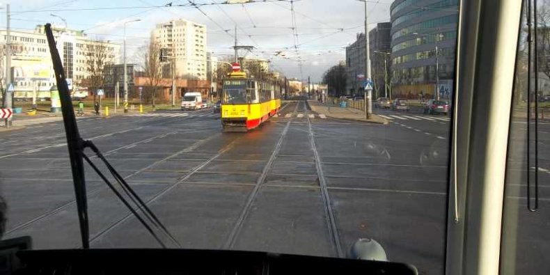 Widok z kabiny motorniczego warszawskiego tramwaju na "Rondo Kercelak"
