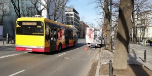 Antyaborcyjnya ciężarówka w Alei Szucha przed Trybunałem Konstytucyjnym