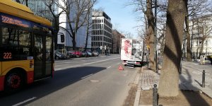 Antyaborcyjnya ciężarówka w Alei Szucha przed Trybunałem Konstytucyjnym