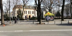Antyaborcyjnya ciężarówka w Alei Szucha przed Trybunałem Konstytucyjnym