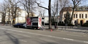 Antyaborcyjnya ciężarówka w Alei Szucha przed Trybunałem Konstytucyjnym