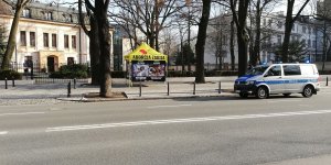 Antyaborcyjnya ciężarówka w Alei Szucha przed Trybunałem Konstytucyjnym