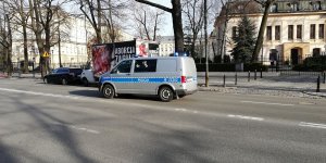 Antyaborcyjnya ciężarówka w Alei Szucha przed Trybunałem Konstytucyjnym